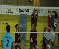 Üniversitelerde voleybol heyecanı sürüyor..