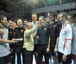 Halkbank'tan Millilere baklava morali..
