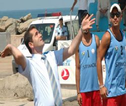 Hopa'da plaj voleybolu başladı..