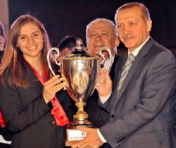 Yıldızlar iftar yemeğinde başbakanın masasındaydı...