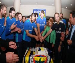 Şampiyonluk pastası kesildi (FOTO)