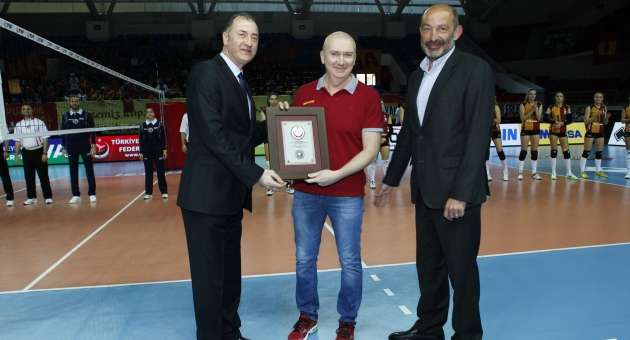 TVF’den Massimo Barbolini’ye teşekkür plaketi