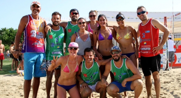 Emre Belezoğlu ve Sahra Işık plaj voleybolu oynadı