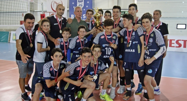 Festival Voleybol'da Küçük Erkeklerde Şampiyon Arkas Spor