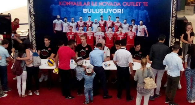 U17 Milliler İmza Gününde Konyalı Voleybol Severlerle Buluştu