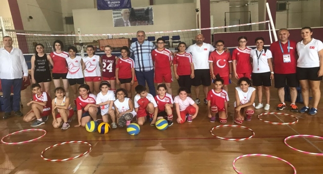 Üstündağ’dan Samsun Fabrika Voleybol Okuluna Ziyaret