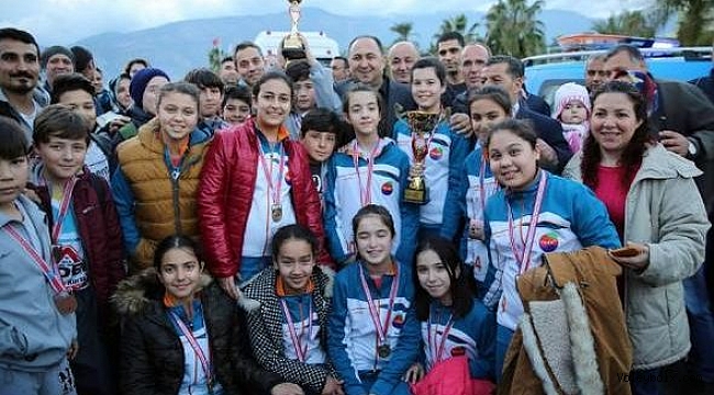 Şampiyon voleybolcular üstü açık otobüsle şehir turu attı