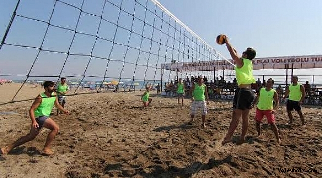 Menderes’te plaj voleybolu zamanı