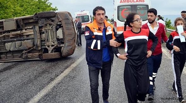 Muş’ta voleybolcu öğrencilerin minibüsü devrildi: 13 yaralı