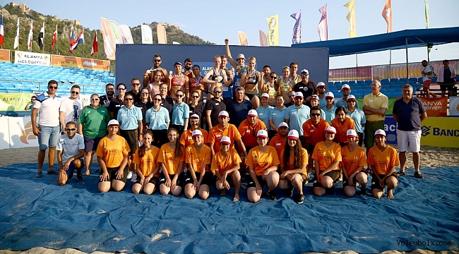 FIVB Plaj Voleybolu Dünya Turu Alanya Etabı’nda Kupa, Madalya ve Ödüller Sahiplerini Buldu