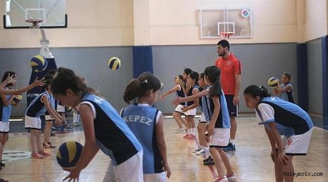 Kepez’de voleybol kursu