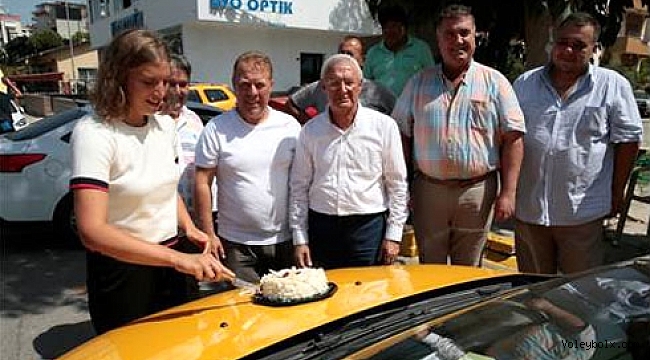 Milli Voleybolcuya taksi durağında sürpriz