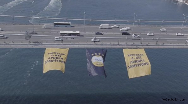VakıfBank’ın bayrağı köprüde dalgalanıyor