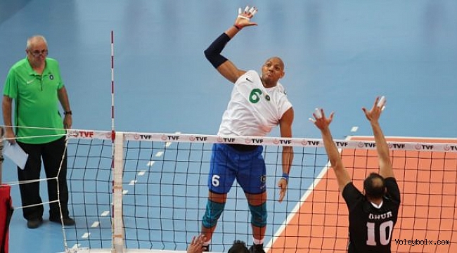 Bursa 5 sette Beşiktaş’ı devirdi