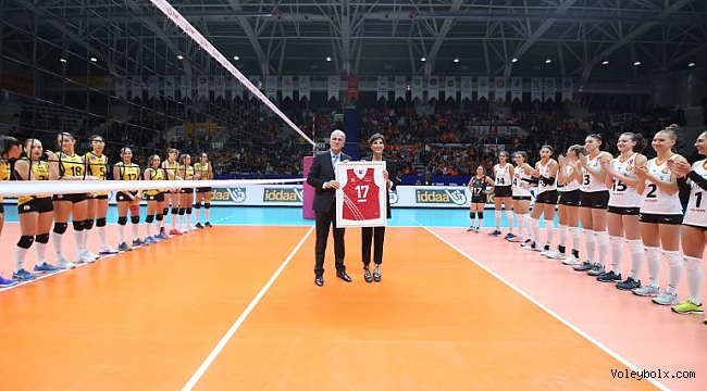 Voleybolun efsanesi Neslihan’a Teşekkür