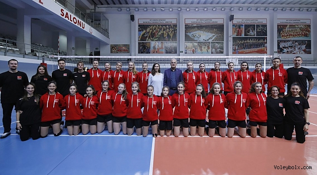 Üstündağ, U16 Bayan Milli Takım Hazırlık Kampını Ziyaret Etti