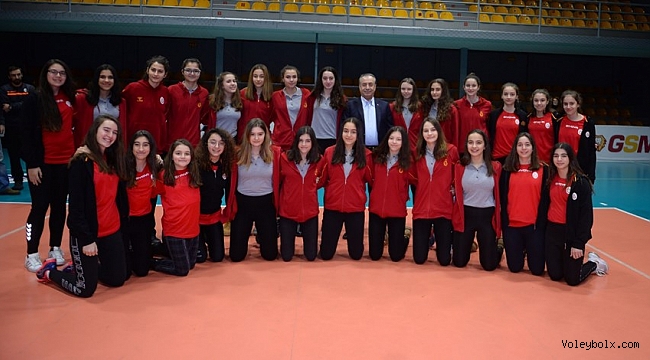 Başkan Cengiz, Akhisar maçını voleybolcularla birlikte izledi