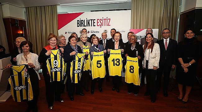 Tarihe İz Bırakan Fenerbahçe Kadınlarına plaket verildi