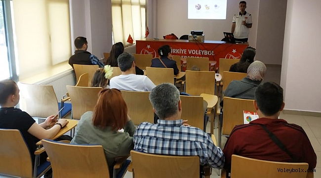 Fabrika Voleybol, Bursa ve Eskişehir’de Veli Eğitim Seminerleri Düzenledi