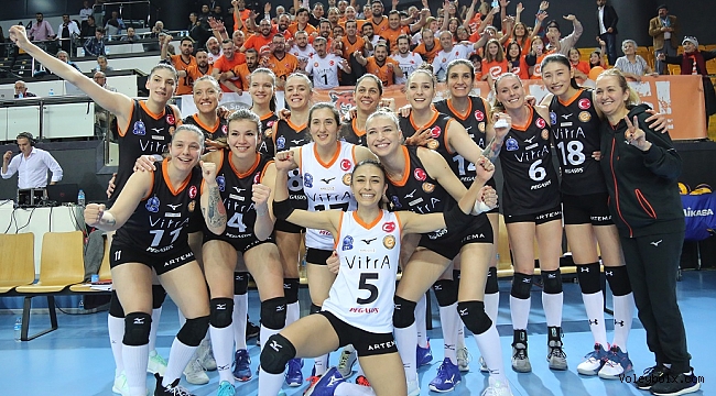 Finalin ilk maçında gülen Eczacıbaşı Vitra: 2-3