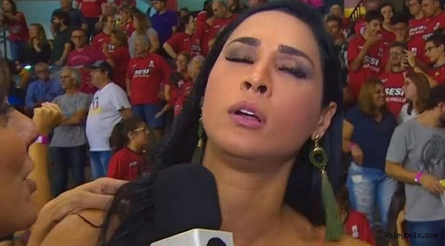 Seksi voleybolcu Jaqueline Carvalho, röportaj esnasında bayıldı!