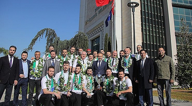 Şampiyon voleybolcular coşkuyla karşılandı