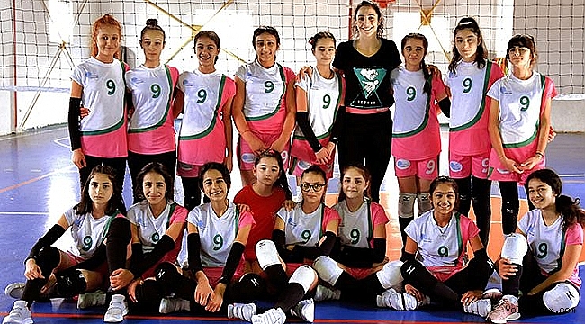 SosyalBen Voleybol Takımı şampiyonluğa koşuyor