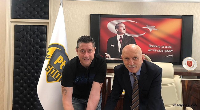 Şampiyon PTT, antrenörünü bırakmadı...