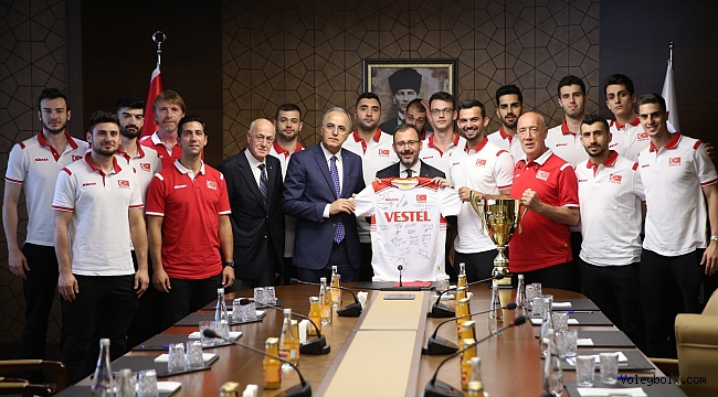 Bakan Kasapoğlu, Şampiyon A Milli Erkek Voleybol Takımımızı Kabul Etti.