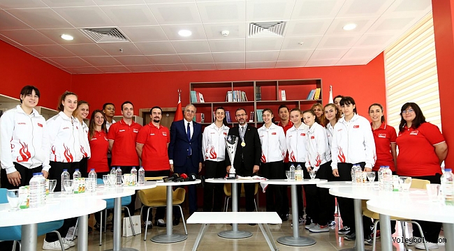 Bakan Kasapoğlu, Şampiyon U16 Kız Voleybol Milli Takımımız ile Bir Araya Geldi
