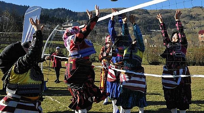 Evinin sultanları, 'Ağasar' kıyafetleriyle voleybol turnuvasında
