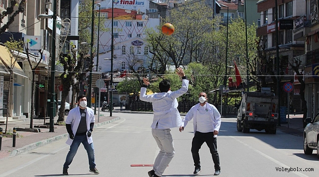 Canları sıkılan eczacılar ana yolda voleybol maçı yaptı