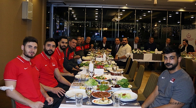 Üstündağ’dan Filenin Efeleri’ne Moral Yemeği