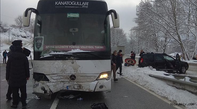Afyon Belediye Yüntaş’ı taşıyan otobüs cipe çarptı: 3 yaralı
