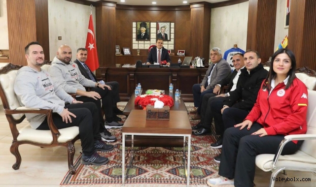TVF Başkan Vekili Aslandaş, Hakkari Vali/Belediye Başkan Vekili İdris Akbıyık'ı Ziyaret Etti
