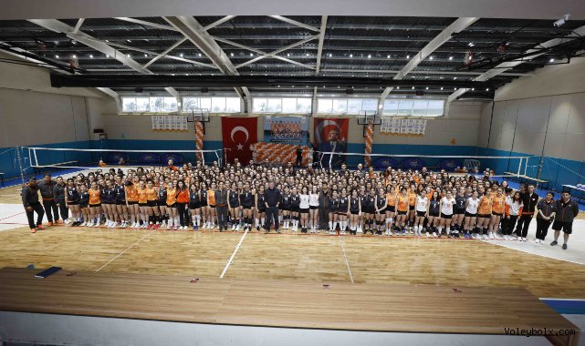 Faruk Eczacıbaşı, Geleceğe Smaç Turnuvası'nda genç voleybolcularla bir araya geldi