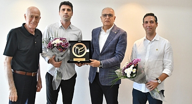 TVF Başkanı Üstündağ'dan Umut Çakır ve Mert Karatop'a Çiçek ve Plaket