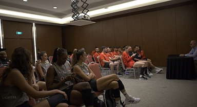 TVF Başkanı Üstündağ, Filenin Sultanları ile Bir Araya Gelerek Destek Verdi 