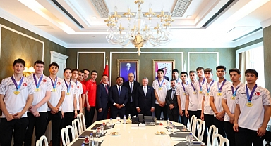 Bakan Dr. Osman Aşkın Bak, Dünya Şampiyonu TVF Spor Lisesi Erkek Voleybol Takımı’nı Kabul Etti