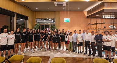Gloria Ailesi, Filenin Sultanları'nı Ağırladı