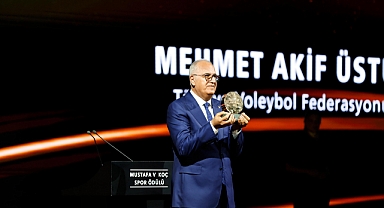 TVF Başkanı Üstündağ'a Yaşam Boyu Spora Katkı Ödülü