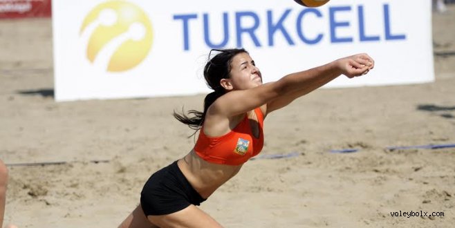 Alsancak'ta Plaj Voleybolu heyecanı