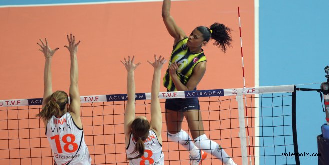 Bayanlarda ilk finalist Fenerbahçe oldu