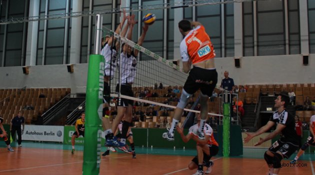 Berlin Recycling Volleys, VCO Berlin'i kolay geçti...