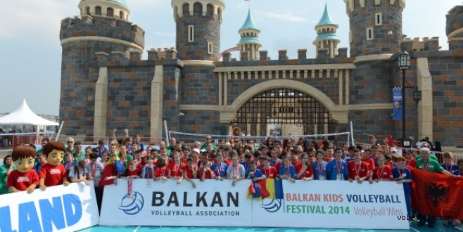 Çocuklar Voleybol Festivali sona erdi.