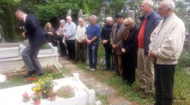 Değer Eraybar kabri başında anıldı