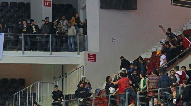 Derbi öncesi olay çıktı, tribünler boşaltıldı