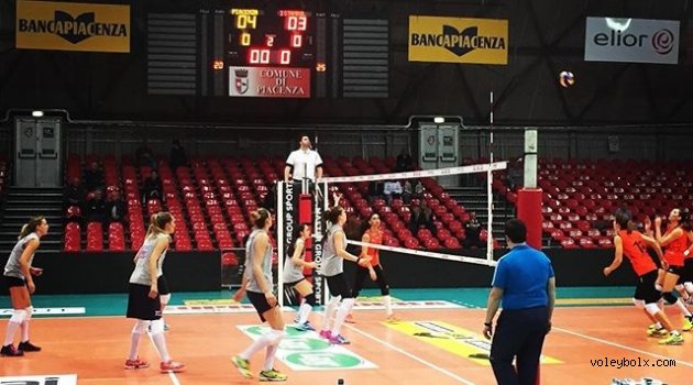 Eczacıbaşı İtalya'daki ilk maçını kazandı