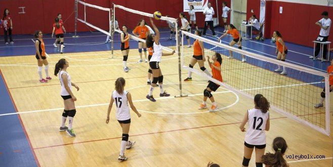 ES Voleybol 18. Şenliğini Kutladı