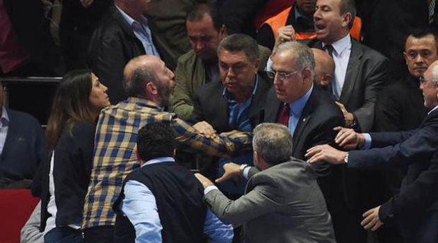 F.Bahçe korumalarından bir olay daha! Yöneticiyi tartakladılar...